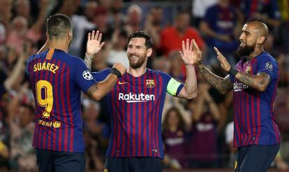 Los jugadores del Barcelona Lionel Messi, Luis Suárez y Arturo Vidal celebran el tercer gol del argentino y cuarto de los azulgrana.