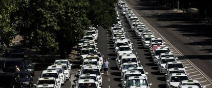 Los taxis bloquean el Paseo de la Castellana