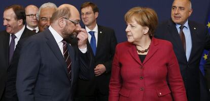 La canciller alemana, Angela Merkel (d), conversa con el presidente del Parlamento Europeo, Martin Schulz, durante la última Cumbre de líderes de la Unión Europea en la sede del Consejo Europeo en Bruselas, Bélgica.