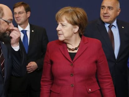 La canciller alemana, Angela Merkel (d), conversa con el presidente del Parlamento Europeo, Martin Schulz, durante la &uacute;ltima Cumbre de l&iacute;deres de la Uni&oacute;n Europea en la sede del Consejo Europeo en Bruselas, B&eacute;lgica. 