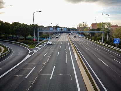 La M-30 de Madrid a la altura del Puente de los Franceses sin apenas circulación, este viernes en hora punta.