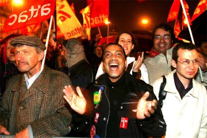 Durante toda las tarde los franceses se agrupaban en las calles esperando conocer los resultados del referndum. La participacin fue alta, con casi un 70%. Sobre las 22.00, con un 75,8% del censo escrutado, se dio a conocer que los partidarios del  <i>no</i> -una mezcla de ultraderechistas, soberanistas de derechas, comunistas y antiglobalizadores- lideraba con un 56,43% de los votos.