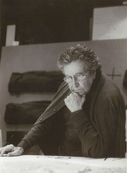 Antoni Tàpies en su taller, Barcelona, 2002.