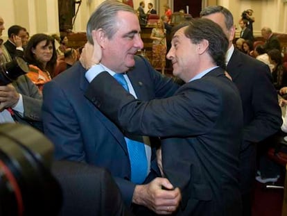 Xabier Agirre (PNV, a la derecha), elegido diputado general de Álava, saluda al anterior, Ramón Rabanera (PP).