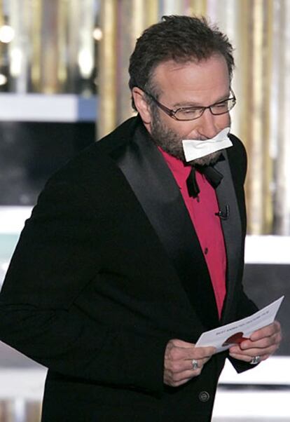 Robin Williams, que le dio el Oscar a <i>Los Increíbles</i> como mejor pelicula de animación, salió al escenario con un esparadrapo en la boca a modo de protesta. Williams tuvo que cancelar una pequeña actuación que tenía preparada en la que cantaba una canción en la que criticaba a un grupo conservador.
