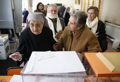 Una monja vota en el colegio Sagrada Familia de Madrid, en la jornada de elecciones generales.