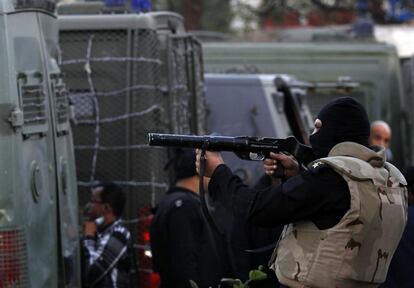 Un policía antidisturbios dispara gas lacrimógeno durante los choques con estudiantes de la Universidad de Al Azhar.