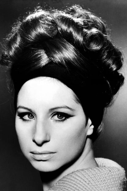 La legendaria actriz Barbra Streisand nos deja elaborados moños como el de la imagen.