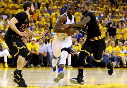 LeBron y Love intentan frenar a Green.