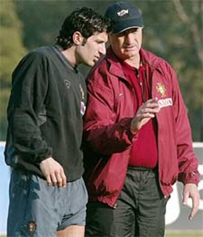 Figo y el seleccionador portugués, Scolari, en el entrenamiento de ayer.