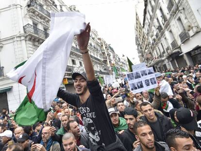 Protesta contra el Gobierno, este viernes en Argel. 