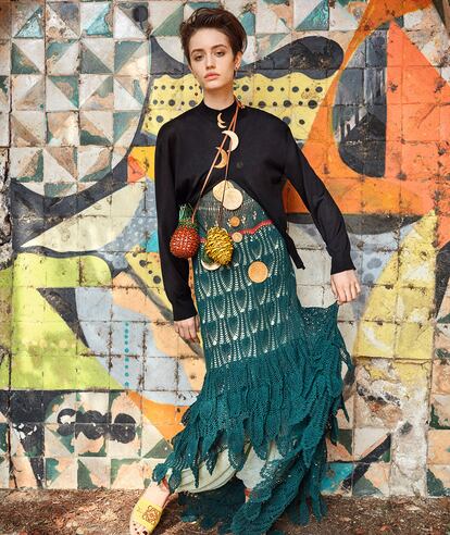 Vestido largo de croché (1.900 €), suéter (890 €), bolso mini con forma de piña (650 €), bolso mini con forma de limón (750 €) y pendientes (220 €), todo de PAULA’S IBIZA LOEWE.