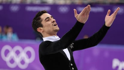 El chino Jin Boyang, de 20 años, quedó cuarto con una puntuación de 103,32. En la fotografía, Javier Fernández saluda tras realizar el programa corto de patinaje artístico en la categoría masculina individual en Gangneung (Corea del Sur), el 16 de febrero de 2018.