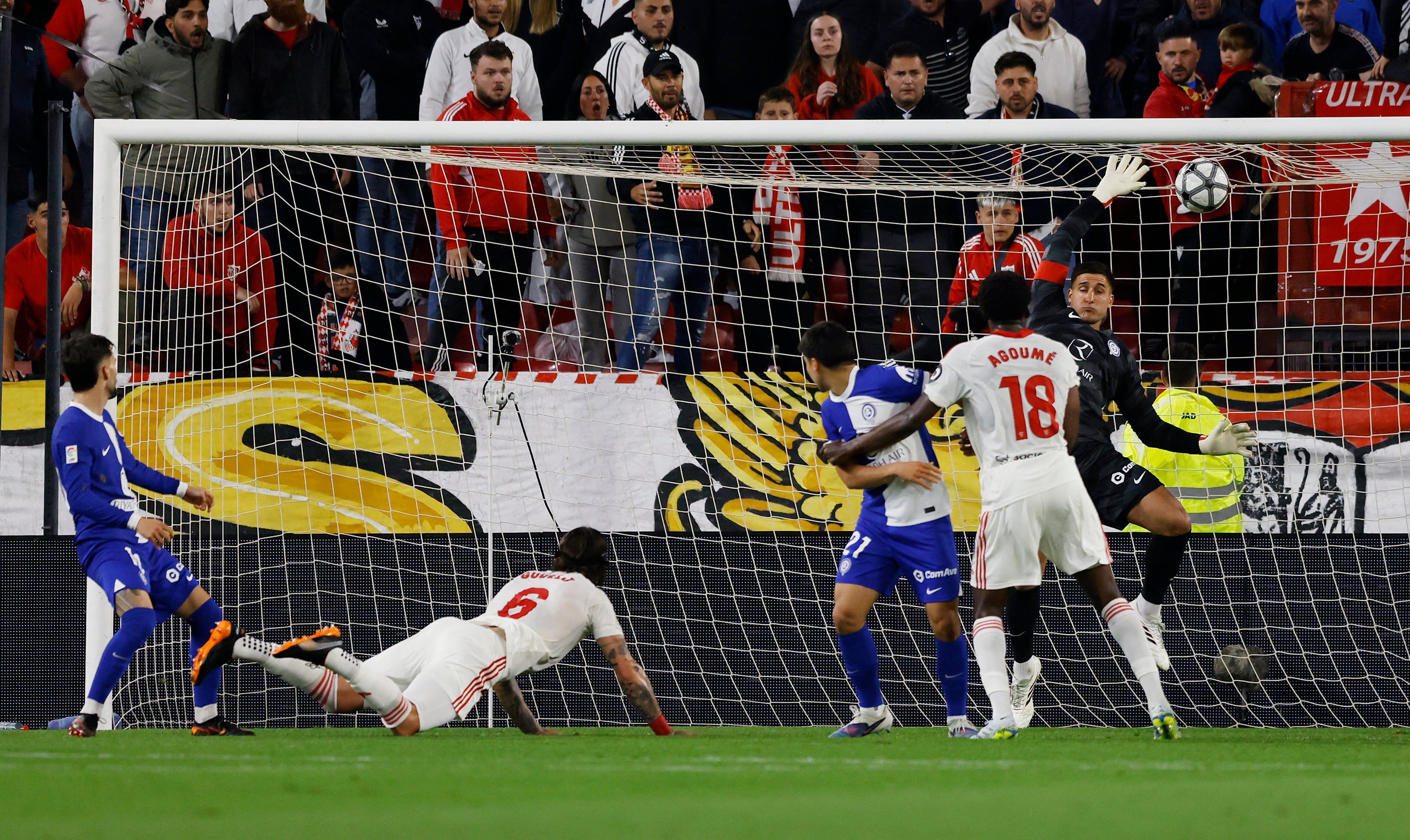 El Sevilla respira a costa de un Atlético con la mente puesta en la Champions y la final de Copa