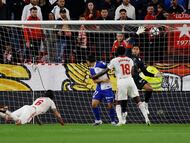 Gudelj remata para hacer el gol del triunfo del Sevilla ante el Atlético.