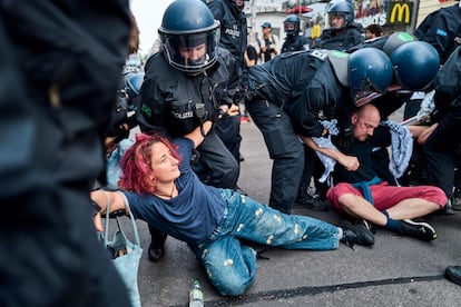 Agentes de policía intervienen en Berlín en una manifestación contra la acción militar del Gobierno israelí, el pasado jueves.