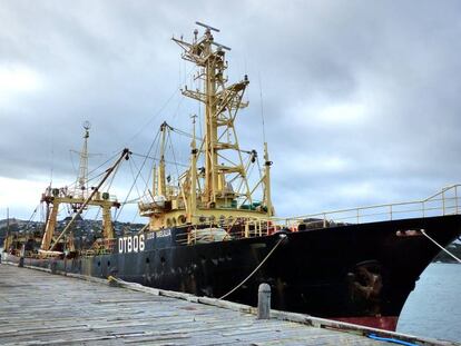 La tripulaci&oacute;n de este barco denunci&oacute; abusos laborales y su gemelo, el Melilla 201, fue intervenido bajo acusaciones de pesca ilegal.