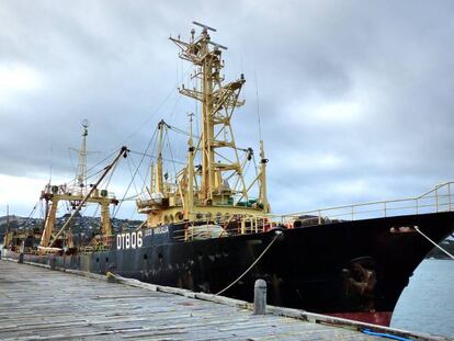 La tripulación de este barco denunció abusos laborales y su gemelo, el Melilla 201, fue intervenido bajo acusaciones de pesca ilegal.