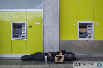 Serie de diez imágenes de personas sin hogar que duermen en la calle, contextualizadas en comercios o rincones diferentes de la ciudad. Suite "Bankia". Calle Gran Vía, 44 (Madrid).