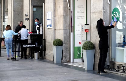 Apertura de comercios en el centro de Madrid, este lunes.