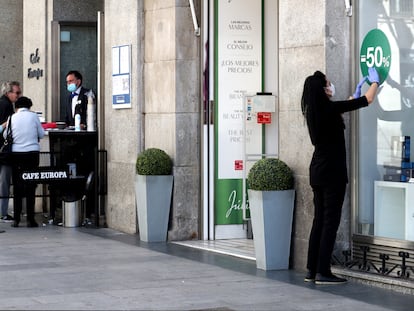 A store in downtown Madrid offering discounts.