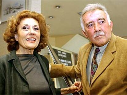 Julia Gutiérrez Caba y Fernando Guillén. PLANO MEDIO - ESCENA