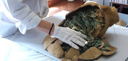 One of the amphorae containing Roman coins found in Tomares (Seville).