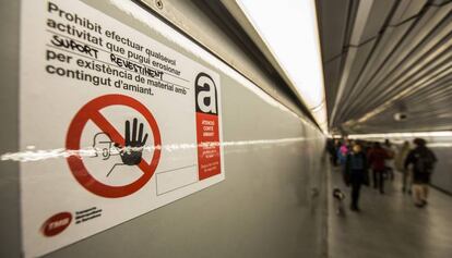 Uno de los carteles informativos en los túneles del metro