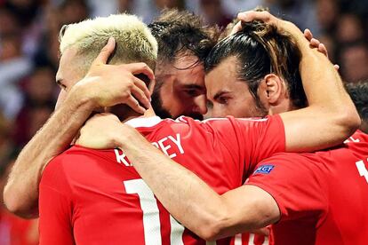Bale, a la derecha, recibe la felicitación de Ramsey y Ledley.