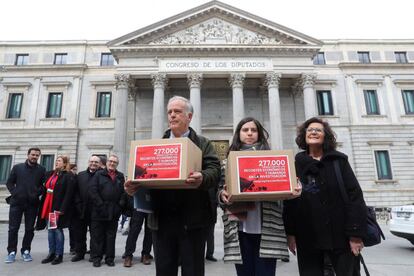 Acto de entrega de cerca de 275.000 firmas del grupo de científicos que integran la plataforma Carta Abierta a la Ciencia. De izquierda a derecha, Emilio Criado, vocal del Consejo Asesor de Ciencia, Violeta Durán, de FJI, y Alicia Durán, vocal de CC OO en el CSIC y la Agencia Estatal de Investigación.