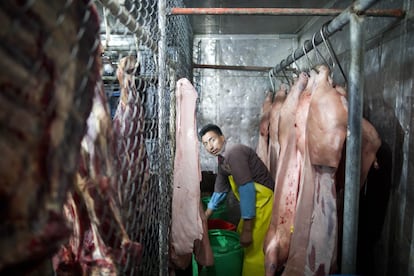 Refrigerador del mercado San Roque donde se guarda la carne que después se pondrá a la venta.