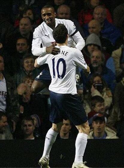 Jermaine Defoe celebra un gol con Robbie Keane