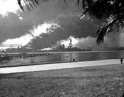 Otra vista del buque Nevada, a altura de la isla Ford, dentro de Pearl Harbour. La columna de humo pertenece al Shaw, un buque que se encontraba en el dique seco durante el ataque. El Shaw fue reparado y sirvió durante la guerra en la campaña del Pacífico.