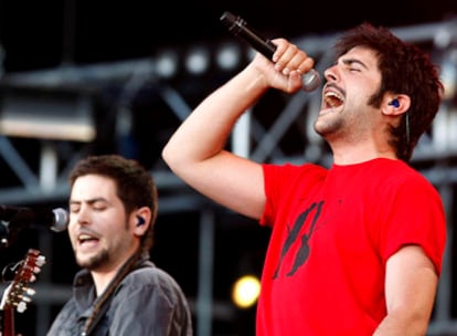 Los hermanos Jose y David Muñoz, Estopa, ofrecieron en la "Ciudad del rock" uno de los primeros conciertos de su gira "Allenrok", en el que reconocieron no estar acostumbrados a tocar a plena luz del día ni ver las caras de su público. No suelen condensar su repertorio en tan solo una hora de recital, que inauguró <i>Cuando amanece</i> y terminó <i>Como Camarón</i>, tema imprescindible en todas sus actuaciones. Un popurrí con lo mejor de sus primeros éxitos (<i>La raja de tu falda</i> o <i>El del medio de los chichos</i>) resolvió la falta de tiempo de los de Cornellá en los bises.