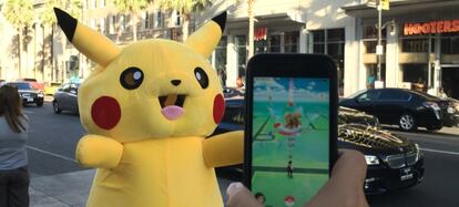 LOS ANGELES, CA - JULY 14: Pokemon Go players are seen on the Hollywood Blvd in search of Pokemon and other in game items on July 14, 2016 in Los Angeles, California. (Photo by PG/Bauer-Griffin/GC Images)