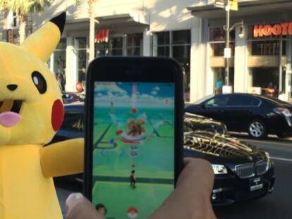 LOS ANGELES, CA - JULY 14: Pokemon Go players are seen on the Hollywood Blvd in search of Pokemon and other in game items on July 14, 2016 in Los Angeles, California.  (Photo by PG/Bauer-Griffin/GC Images)