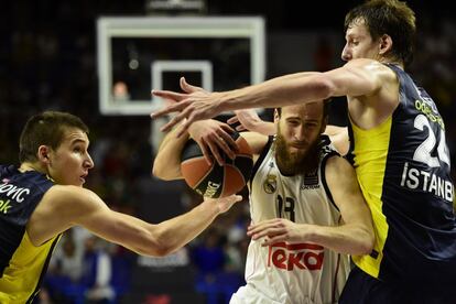 Sergio rodríguez intenta internarse ante Vesely y Bogdanovic.