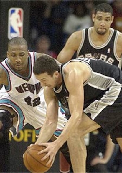 Turkoglu, de los Spurs, intenta entrar a canasta ante el jugador de los Grizzlies, Wright.