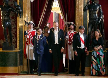 El presidente de Colombia, a la izquierda, y el rey Felipe VII caminan juntos en una cena de gala que se ha celebrado en el Palacio Real, en Madrid.
