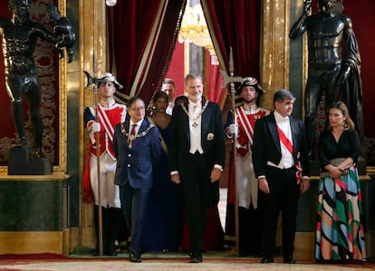 El presidente de Colombia, a la izquierda, y el rey Felipe VII caminan juntos en una cena de gala que se ha celebrado en el Palacio Real, en Madrid.