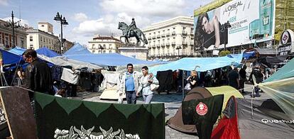 Los techos de plástico cubren la plaza