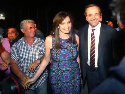 El conservador Samarás con su esposa, Georgia, el domingo.