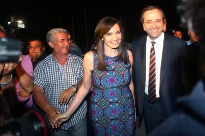 El conservador Samarás con su esposa, Georgia, el domingo.