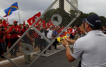 Manifestantes enfrentam policiais durante marcha do MST, em Brasília, no dia 12 de fevereiro.