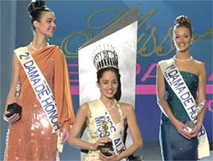 Lorena Van Heerde, junto a las Damas de Honor, al final del concurso Miss España 2001.