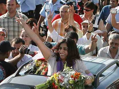 La kurda Sebahat Tuncel, elegida como diputada, saluda a sus seguidores al salir ayer de la cárcel de Gebze.