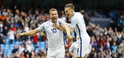 Los delanteros de la selecci&oacute;n inglesa, Harry Kane y Jamie Vardy, en el partido amistoso que les enfrent&oacute; a Turqu&iacute;a, el mes pasado.