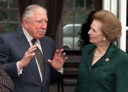 Augusto Pinochet y Margaret Thatcher en la visita de la dama de hierro al dictador durante su arresto domiciliario en Reino Unido.