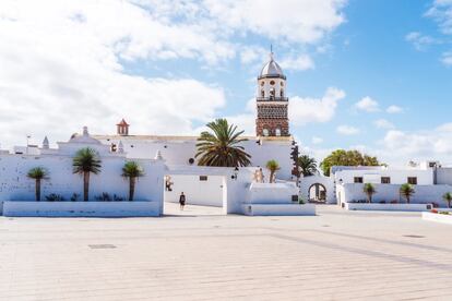 Ubicada en el estratégico centro de <a href="https://elviajero.elpais.com/elviajero/2019/10/24/actualidad/1571908198_718623.html" target="">Lanzarote</a>, al abrigo de los piratas y defendida por el castillo de Santa Bárbara, la villa de Teguise perdió el título de capital de la isla a mediados del siglo XIX a favor de una ciudad con puerto, Arrecife. Un pueblo austero y bello, de plazas, callejones y casas blancas y antiguas.