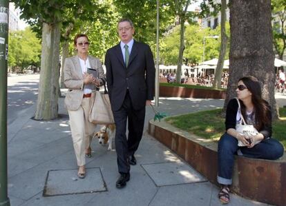 Gallardón y su esposa, Mar Utrera, pasean con su perra Oli.